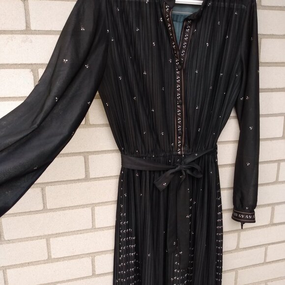 Elegant Black Midi Dress - Picture 7 of 16